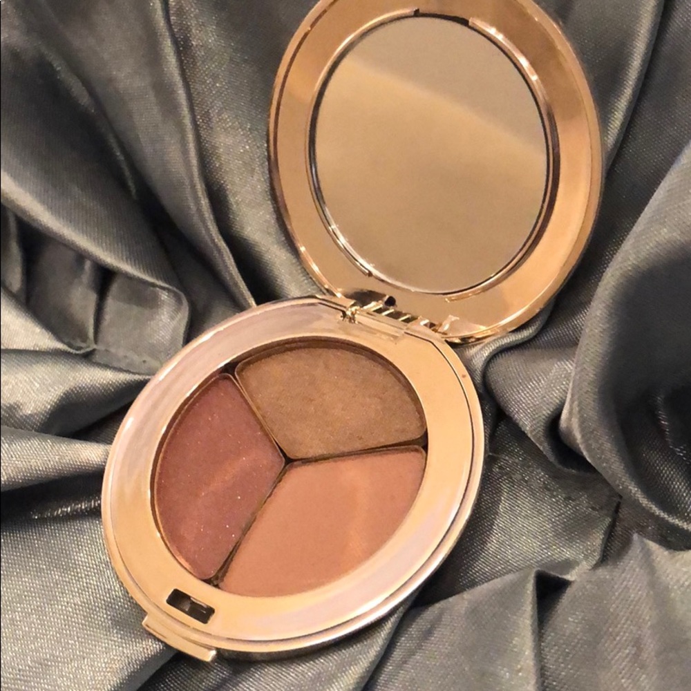 Eyeshadow - Picture 2 of 5